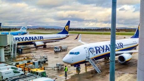Ryanair, bonus ai dipendenti che scoprono bagagli fuori misura: la cifra