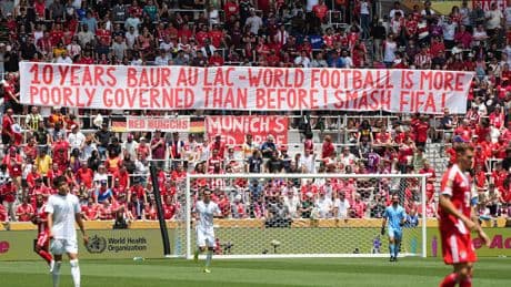 Worum es geht - Krasses Plakat der Bayern-Fans