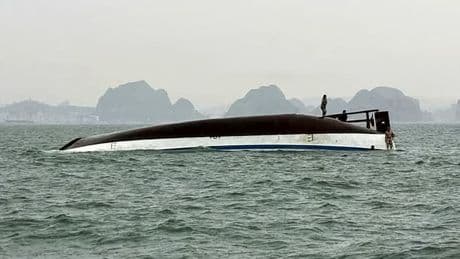 Un bateau touristique fait naufrage en baie d'Halong, le bilan s'alourdit à 28 morts
