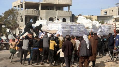 Famine à Gaza : « contraint par l’armée Israélienne d’emprunter des routes dangereuses », un camion humanitaire se renverse et tue 20 Palestiniens