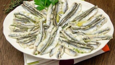 Alerta sanitaria por la presencia de listeria en unos boquerones en aceite y ajo de España
