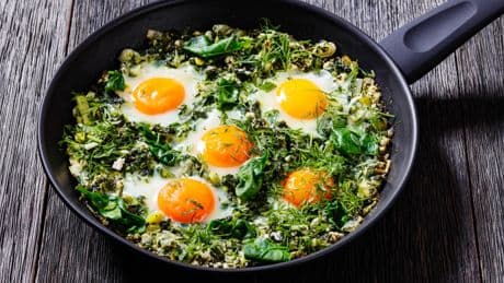 Shakshuka con espinacas y queso feta: una receta magrebí y deliciosa