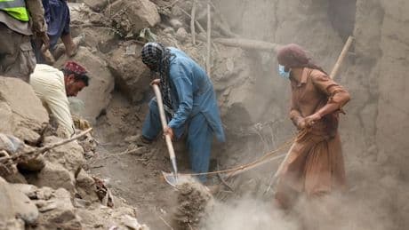 Taliban verbieten Hautkontakt – Helfer lassen Frauen in Trümmern zurück