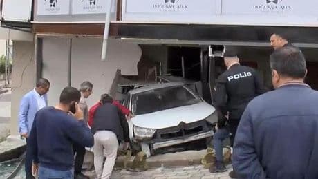 Sancaktepe'de otomobil iş yerine girdi: 1 yaralı