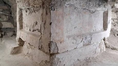 El enigmático altar que contiene huesos de un niño (y no es maya como se creía)