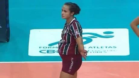 Priscila Heldes juega al voleibol embarazada de casi seis meses