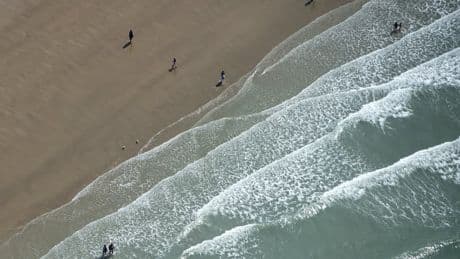 États-Unis: des ossements humains vieux de 200 ans retrouvés sur une plage par des touristes