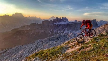 Biker estremo finisce in un canalone e muore in Val Gardena