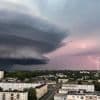 Hevig onweer boven Noord-Frankrijk levert indrukwekkende beelden op