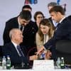 Vreemd moment op Europese top: Erdoğan houdt vinger Macron 13 seconden in houdgreep, Macron probeert zich tevergeefs los te wurmen