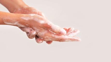 Alle nutzen sie – doch in dieser Seife lauern überraschend viele Keime