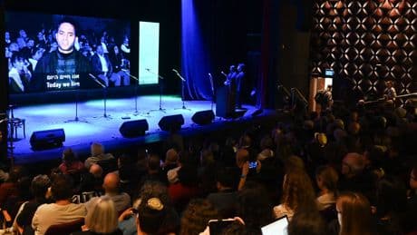 Israelíes y palestinos pacifistas reconocen en una ceremonia alternativa el dolor del otro: “Nadie nace con este odio”