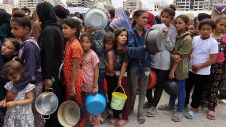 Eerste vrachtwagens met noodhulp bereiken aangewezen plekken in Gaza