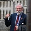 Voormalig Sinn Féin-leider Gerry Adams krijgt 100.000 euro in smaadzaak BBC
