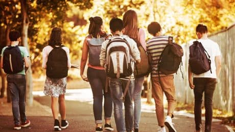 Si torna a scuola, zaino o trolley? Quanto deve pesare e il rischio scoliosi: ecco falsi miti e consigli