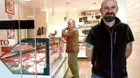 Comerciantes de Getxo sufren graves pérdidas tras el incendio que les dejó 23 horas sin luz