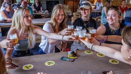 Belgische brouwerijen vormen populair uitje bij Nederlanders op vakantie: ’Voor jullie een miljoen liter tegelijk’