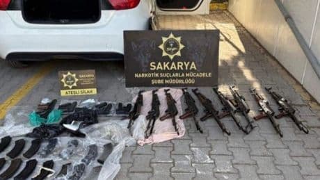 Polis memuru silah sevkiyatında yakalandı