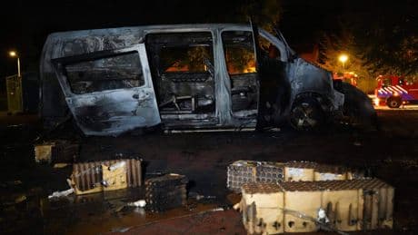 Bestelbus in Kerkdriel in brand gestoken met zwaar vuurwerk