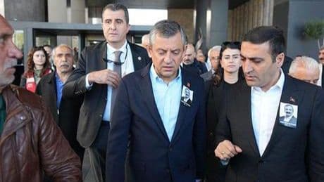 Korumalar neden engelleyemedi? CNN TÜRK yayınında yumruklu provokasyonu değerlendirdiler