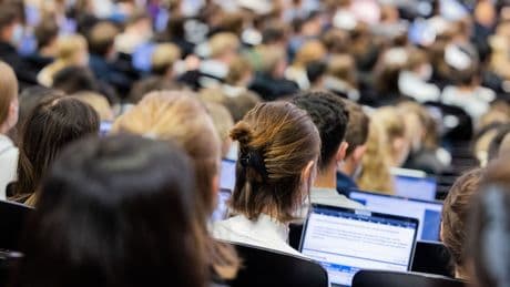 Geld fürs Studium: Studienkredite brechen ein - KfW-Angebot "am Nullpunkt"