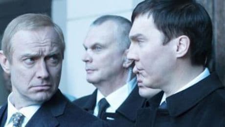 Jude Law se muestra impecablemente impenetrable como Putin en El mago del Kremlin’