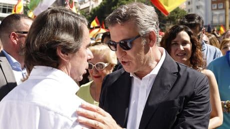 Feijóo intenta copiar el viaje “al centro” de Aznar mientras avala pactos con Vox