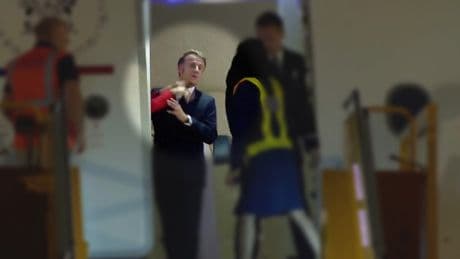 Autsch! - Bekommt Macron hier eine Ohrfeige?