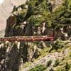 À flanc de montagne, ce train touristique promet un voyage exceptionnel au cœur des Pyrénées
