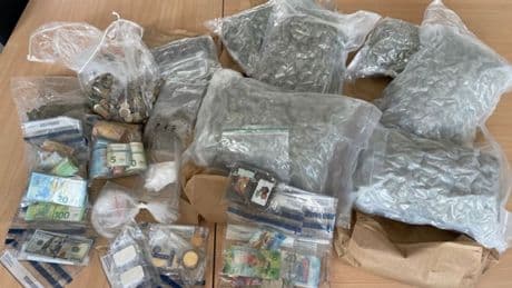 Organisiertes Verbrechen - SEK nimmt Drogen- und Waffenhändler fest