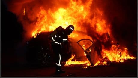 Unfall in Geesthacht - Fahranfänger (18) verbrennt in 333-PS-Golf