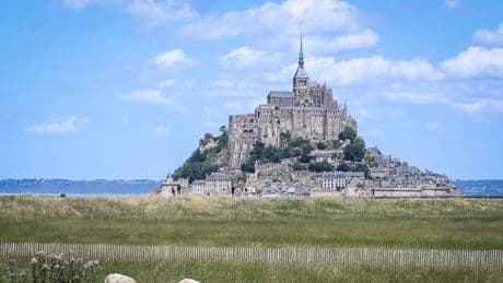 Gouvernance et financement : la Cour des comptes veut donner un coup de pied dans la fourmilière du Mont-Saint-Michel