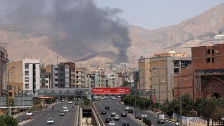 Israel ataca la televisión estatal de Irán mientras emitía en directo