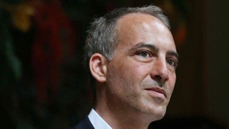 «Elle, c’est elle et moi, c’est moi» : Raphaël Glucksmann assure que le conflit d'intérêt sera «tranché» avec Léa Salamé s’il est candidat en 2027