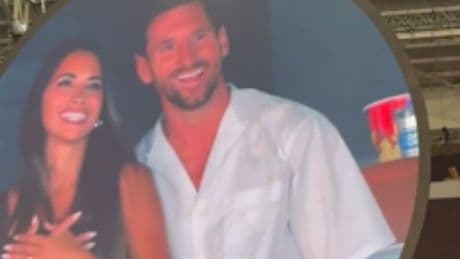 Messi y Antonella roban el show de Coldplay al ser 'pillados' por la kiss cam