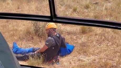 La Guardia Civil rescata a un piloto de ala delta en Huesca tras aterrizar de emergencia y golpearse en el suelo