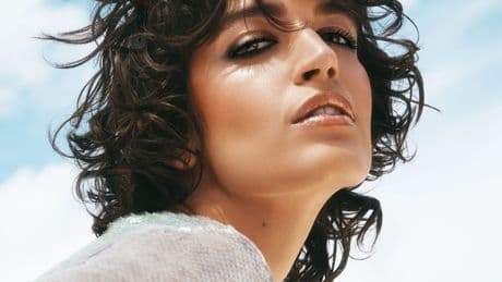 Greta Ferro è il volto della campagna Armani Mare estate 2025