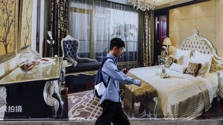 Cina: balzo delle vendite retail grazie agli aiuti statali, langue la produzione