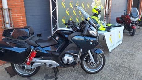 Atención conductores: estas pistas pueden indicar que una moto camuflada de la DGT está controlando infracciones en la carretera