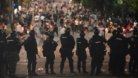 Zweiter Tag in Folge: Verletzte und Festnahmen bei Protesten in Serbien