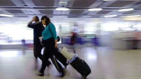 Bagages à main facturés: sept compagnies aériennes attaquées par des associations européennes de consommateurs