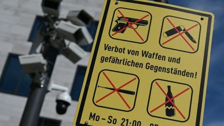 Rassistische Kontrollen | Kontroverse um Waffenverbotszonen in Hessen