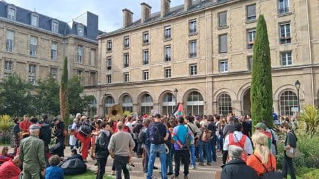 Les soignants font rentrer les manifestants dans la cour de l’hôpital Tenon