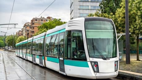 Paris : un jeune homme poignardé après avoir défendu sa petite amie insultée dans le tramway