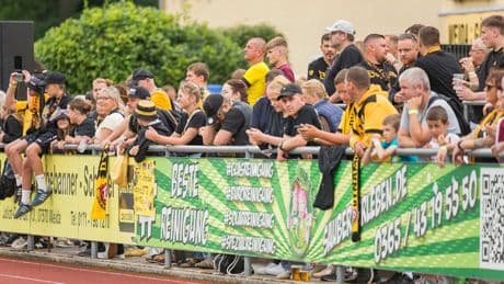 Opfer sind noch Teenager - Maskierte überfallen Dresden-Fans nach Freundschaftsspiel