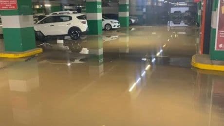 Kadıköy'de su borusu patladı: AVM otoparkı göle döndü