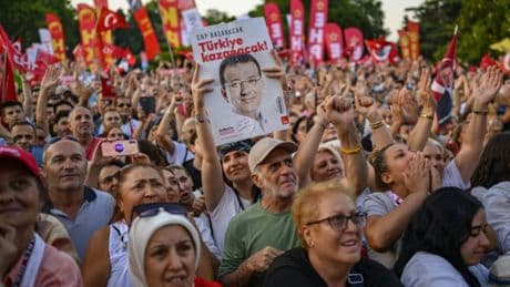 Oppositionskundgebung in Istanbul: Mindestens 10.000 Menschen protestieren gegen Imamoglu-Festnahme