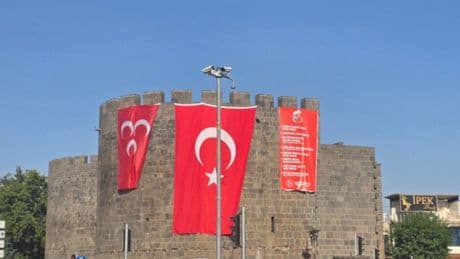 Bahçeli talimat verdi, Diyarbakır surlarına üç sancak asıldı