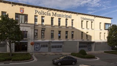 Encuentran un cadáver en un charco de sangre en un edificio de Pamplona