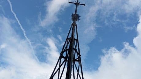 Denuncian daños en la Cruz del Gorbea y la destrucción de su mesa de orientación